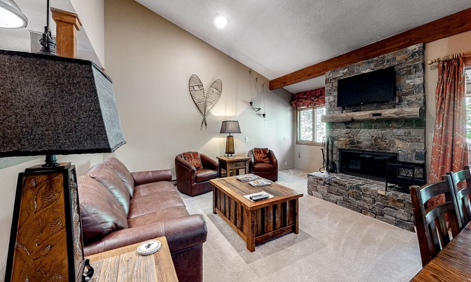 Moose Wilson Road Condominio | Beautiful condo with full kitchen, mountain views