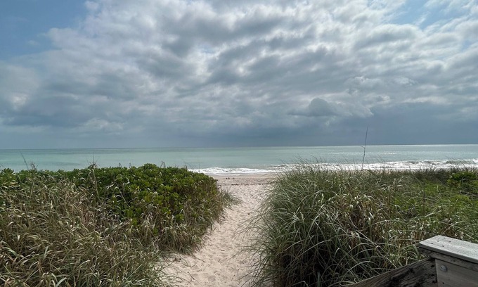 South Beach Condominio | Beautiful Condo with Marina View and Minutes walk to Private Beach!