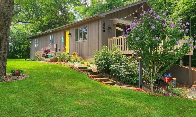 Leesburg Cabaña | beautiful cottage by the lake. Relax and enjoy your stay.