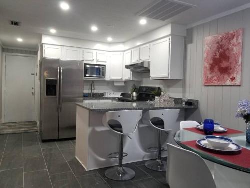 Vacation Village Casa | Beautiful cottage near Lake Louisa & mins from Disney, Vehicle Rental Available