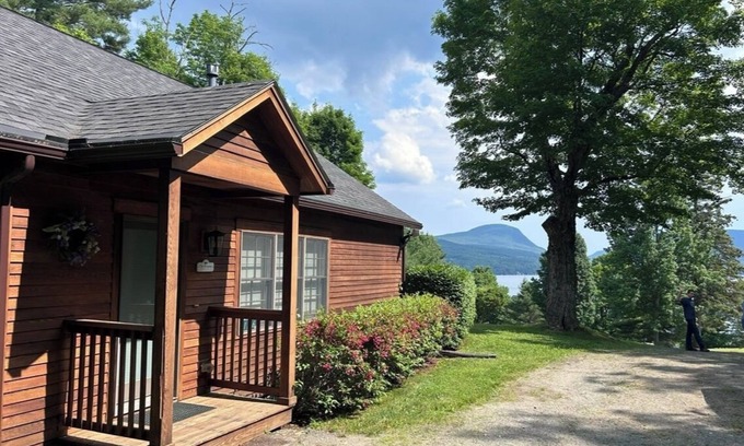 Westmore Cabaña | Beautiful cottage overlooking Lake Willoughby with lake access