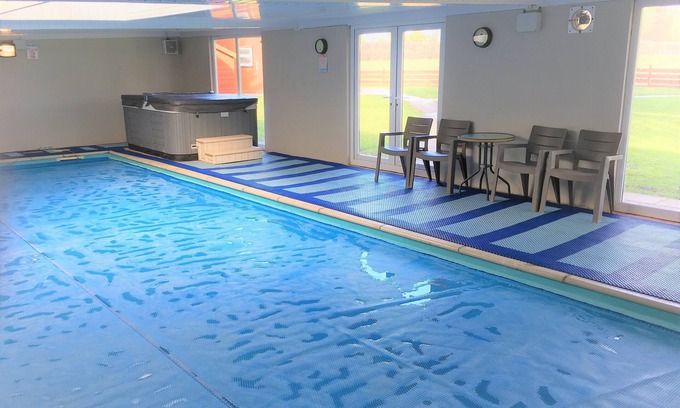 Swindon Cabaña | Hermosa casa de campo con una piscina cubierta y jacuzzi
