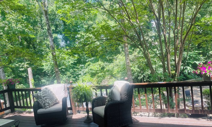 Southaven Casa | Hermosa escapada rural, 5 millas de Graceland de Elvis, Serene Waterfall / Pool