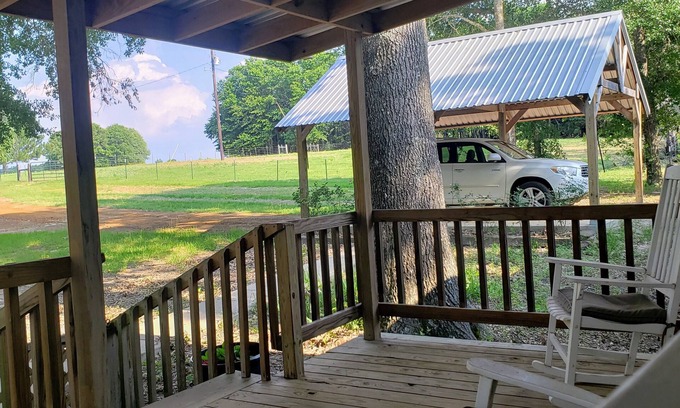 Eustace Casa | Beautiful country setting! Nearby historic east tx towns, Lakes and State Park.