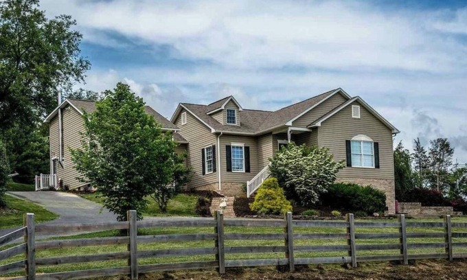 Cross Keys Casa | Beautiful Country Escape with gorgeous mountain views, Swim Spa, Game Room