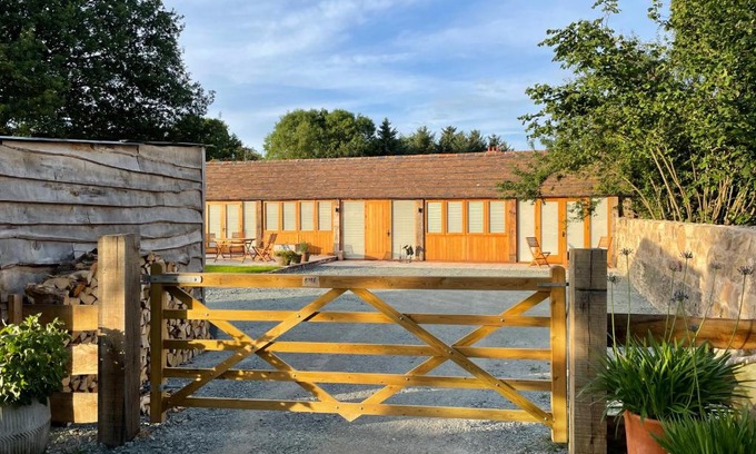 Eaton Mascott Casa | Beautiful countryside Byre conversion