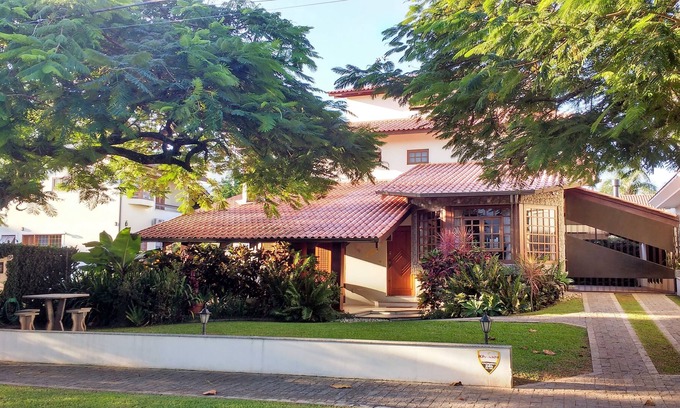 Jurere Internacional Casa | Acogedor y confortable, a 350 metros de la playa y del centro. Piscina, spa, 6 habitaciones con aire acondicionado.