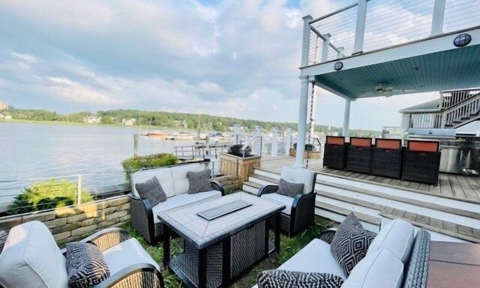Fair Haven Casa | Beautiful cozy home w jacuzzi & dock for boat