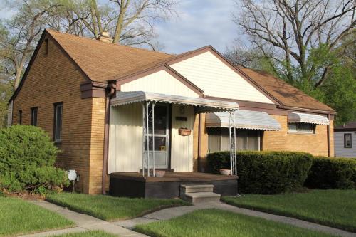 Oak Park Apartamento | Beautiful, Cozy Stay in Oak Park, Queen Bedroom, Work Setup & Backyard Grill