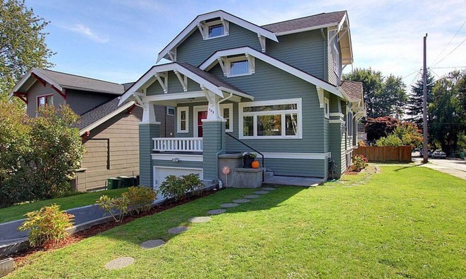 Wallingford Casa | Beautiful Craftsman with Off-street parking, EV charger, Yard + Dogs OK!
