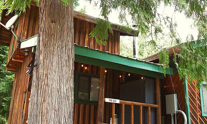 Boundary County Cabina | Beautiful custom built log cabin with AC, WiFi in private forest retreat