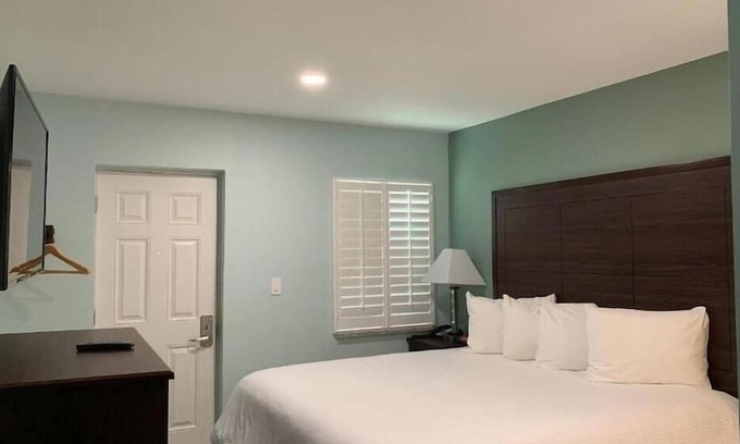 Ocean View Halifax Estates Condominio | Beautiful Daytona Beach King Suite!