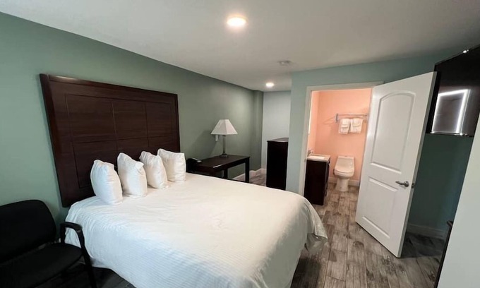 Ocean View Halifax Estates Condominio | Beautiful Daytona Beach King Suite!