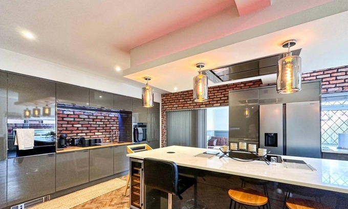 Northenden Casa | Beautiful Detached Villa - Jacuzzi Bath - Parking
