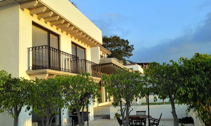 El Calvario Villa | ¡Hermosa Villa en el Pueblo con Excelente Ubicación!