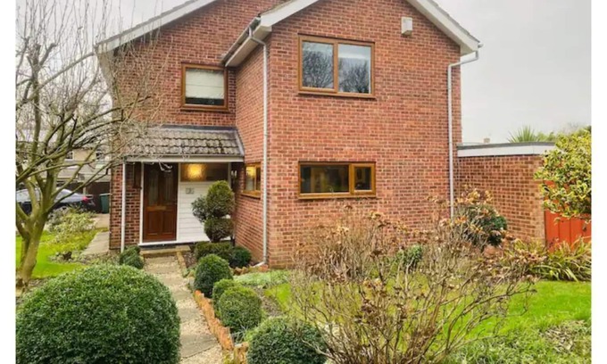 Bingham Otro | Beautiful entire 3 bedroom home with secure garden