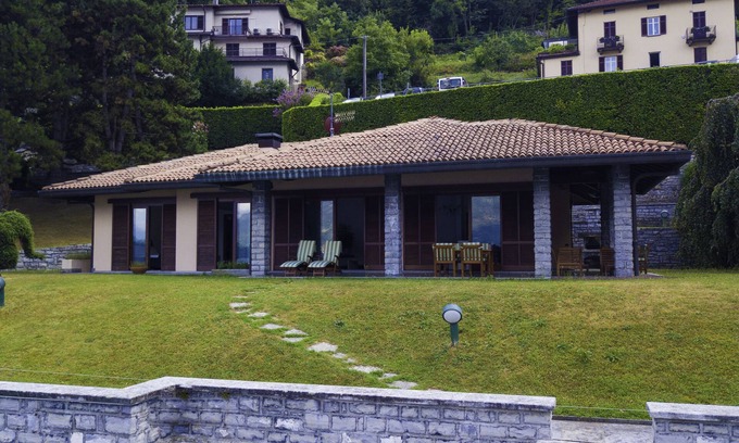 Lezzeno Villa | Beautiful escape right on the water