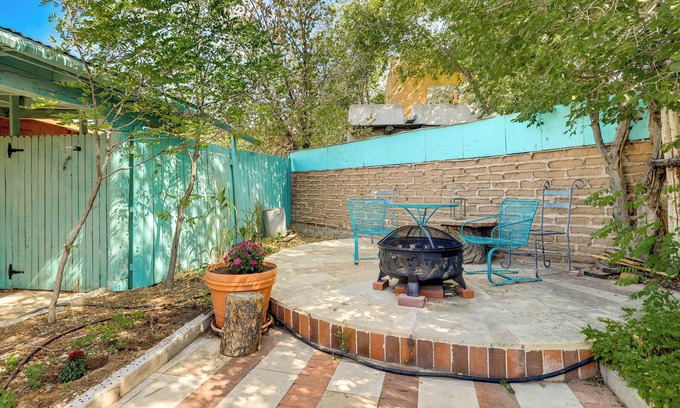 Santa Cruz Apartamento | Beautiful Española Retreat w/ Patio!