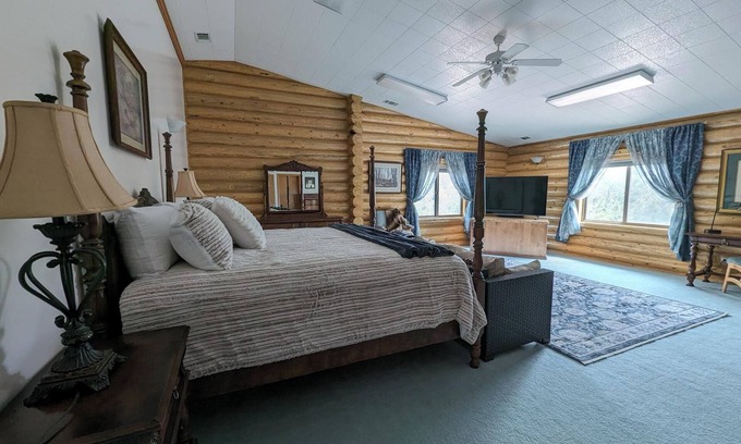 Hot Springs Cabina | Beautiful Executive Suite - Room 205