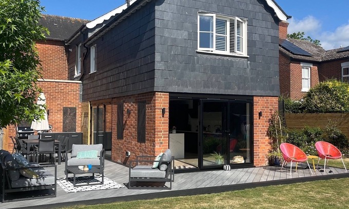 Wivenhoe Casa | Beautiful family house near river with hot tub