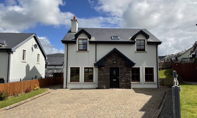 Dingle Casa | “Beautiful, Family Only, Pet Friendly, Harbour Views”