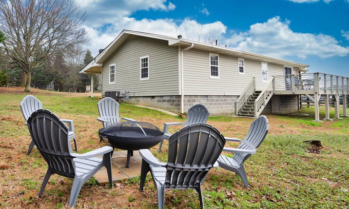 Dacula Casa | Beautiful Farm House Near Event Venues - Full Kitchen, Firepit & Grill!