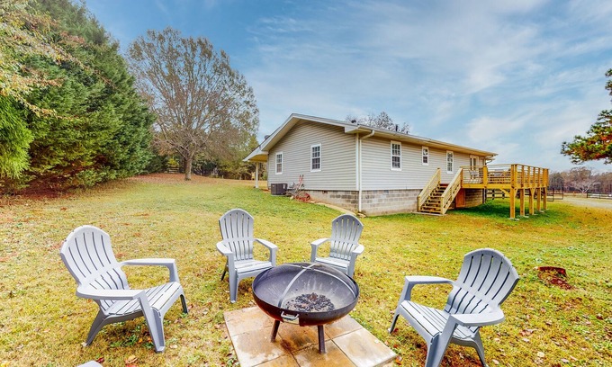 Dacula Casa | Beautiful Farm House Near Event Venues - Full Kitchen, Firepit & Grill