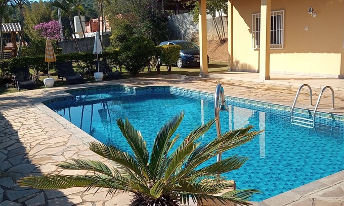 Aluminio Condominio | Hermosa casa de campo, wifi, piscina, barbacoa, horno de pizza y campo de fútbol.