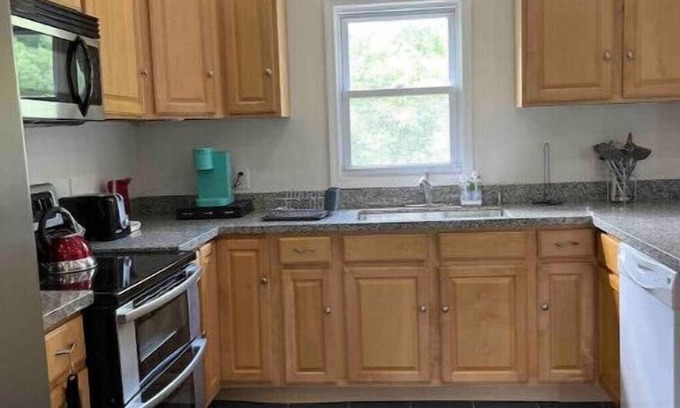 Greenfield Park Casa | Beautiful Farmhouse, 6 bedrm, pond, woods, firepit