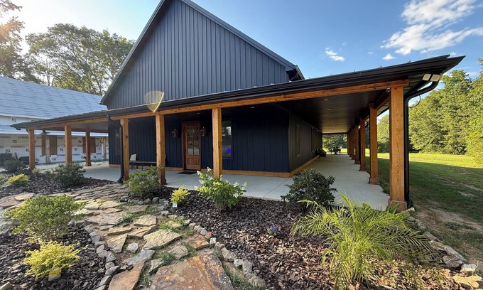White Plains Otro | Beautiful Farmhouse in charming White Plains