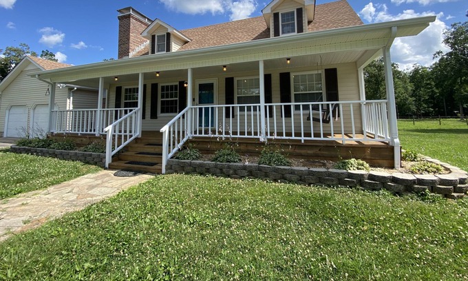 Dickel Otro | Beautiful farmhouse with animals on property! Close to Jack Daniels