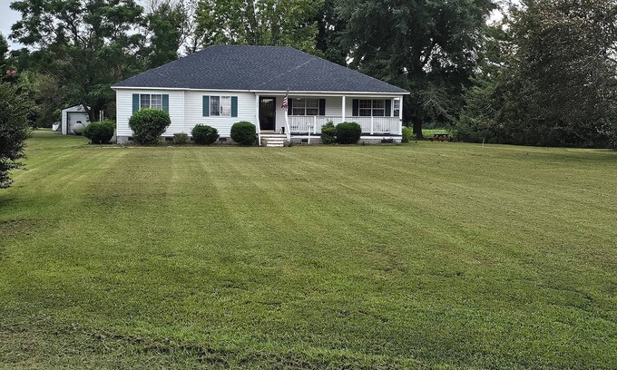 Gold Rock Otro | Beautiful farmhouse with 3 bedrooms and 4 Queen beds for a cozy stay