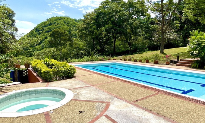 Tobia Casa | Beautiful FINCA House Pool Volleyball WiFi Villeta