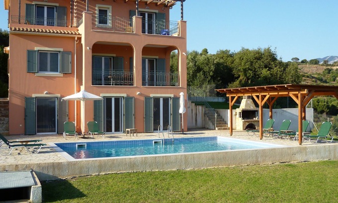 Kaligata Villa | Hermosa villa de cinco dormitorios con vistas al mar y piscina en Kefalonia
