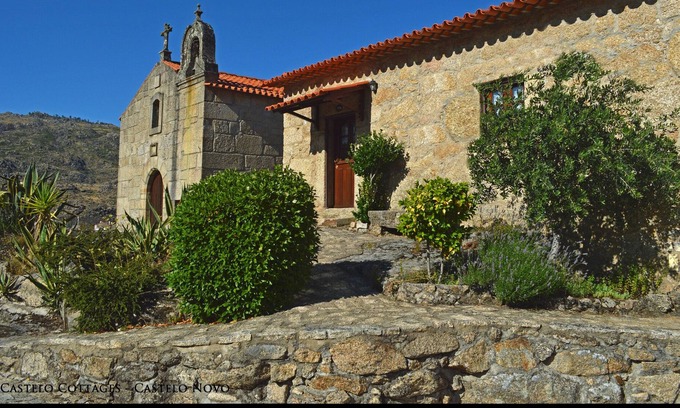 Castelo Novo Casa | Hermosas pasarelas de granito con flores en el corazón de este histórico pueblo castillo