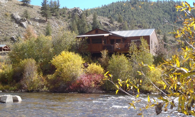 Almont Cabina | Beautiful Four Bedroom Taylor River Cabin with Private Hot Tub