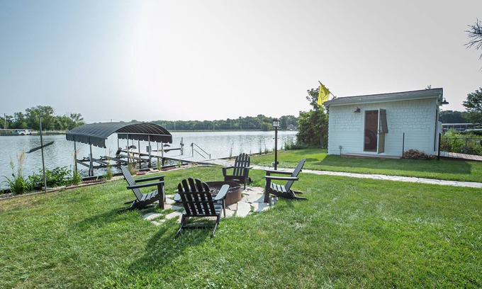 McHenry Casa | Beautiful Fox River Waterfront House Getaway
