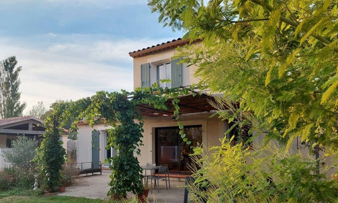 Saint-Etienne-du-Gres Villa | Hermosa villa contemporánea con piscina, cerca de Saint Remy, a los pies de los Alpilles