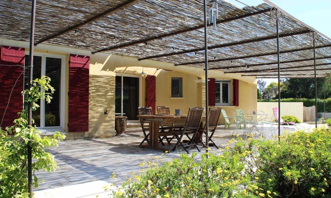 Saint-Etienne-du-Gres Casa | Very pretty vacation rental with pool at St Etienne du Grès - 4 people