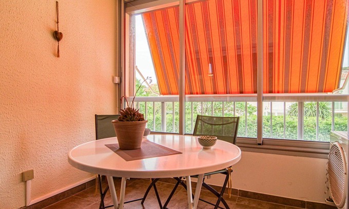 Le Brusc Apartamento | Precioso apartamento para 3 personas con A/C, TV, terraza, mascotas permitida y aparcamiento