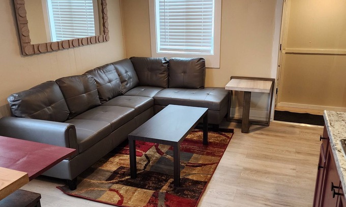 Waterville Apartamento | Beautiful Fully Furnished Newly Renovated Garden Level Apartment