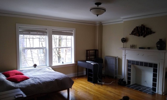 Goose Hollow Apartamento | Beautiful fully furnished large corner studio downtown