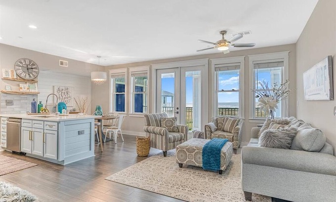 Red Fish Cove Condominio | Beautiful, fully remodeled beach front condo next to Pointe West Beach Club!