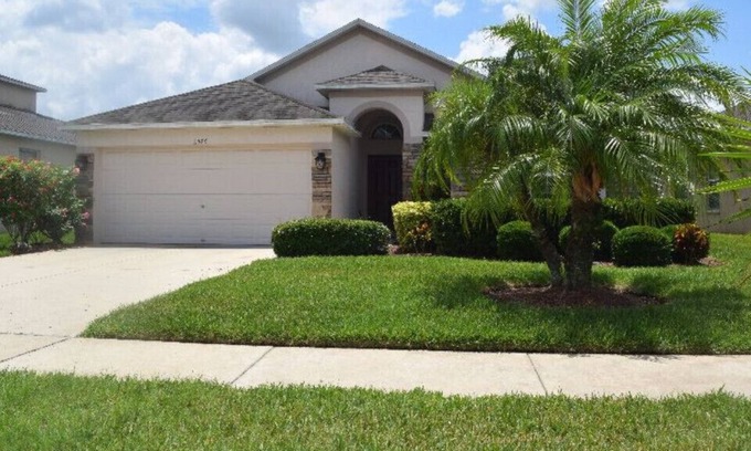 Riverview Apartamento | Beautiful furnished one bedroom unit located in quiet neighborhood.