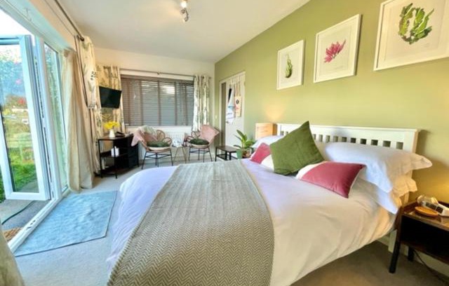 Kingsbridge Apartamento | Beautiful Garden Room with Private Entrance
