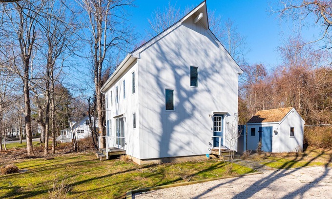 Southold Casa | Beautiful garden-view home near the water with lawn, streaming, W/D, AC, kitchen