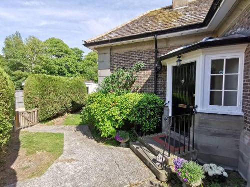 Aldwick Casa | Beautiful gate house a 4 minute walk from beach
