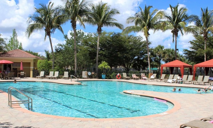 Fort Myers Condominio | Hermosa unidad en la planta baja, WiFi gratis, membresía del Social Club incluida, ¡disfruta de la vida en el Country Club!