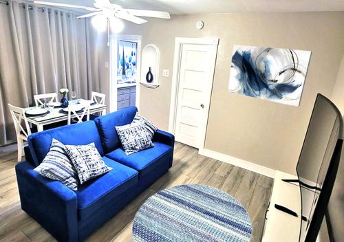 Bluff Heights Apartamento | Beautiful Guesthouse, Sleeps 4 - Kitchen, Private Laundry, AC, Parking, 65' TV, Close to Stores, Restaurants & Beach