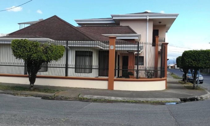 Cartago Casa | Hermosa casa, dormitorio principal con jacuzzi y balcón privado, linda vista